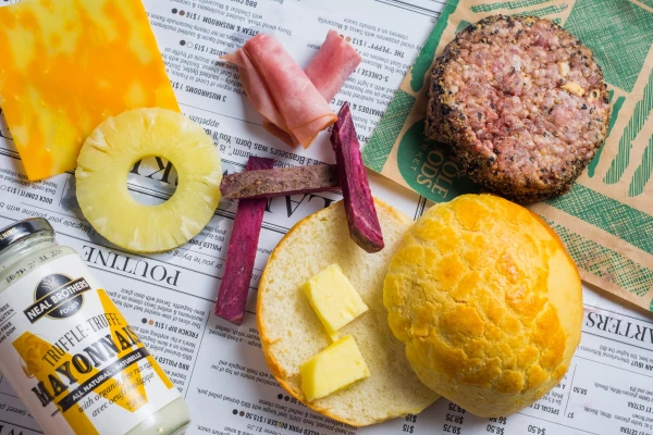 The ingredients of Real Hawaii Burger are Hong Kong Style Pineapple Bun, Portobello And AAA Angus Patty, Marble Cheese, Pineapple and Black Forest Ham. And it's served the side dish of Fried Purple Yam, dipped with Truffle Mayo.