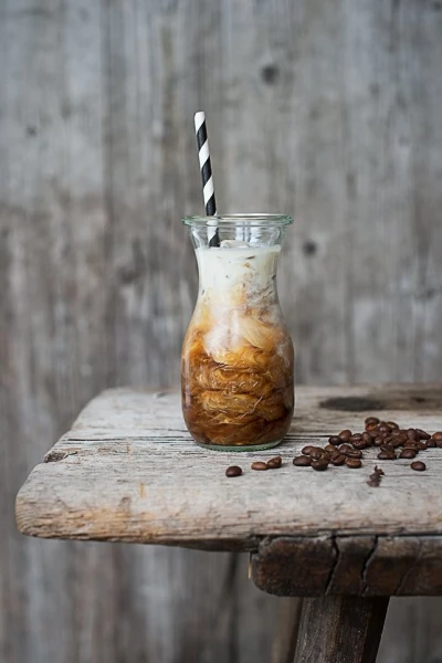 Cold Brew - the new iced coffee trend for 2016: perfect combination with ice cubes and cold milk. A delicious taste and refreshing caffeine kick for summer. Including a DIY instruction for perfect cold brew coffee.