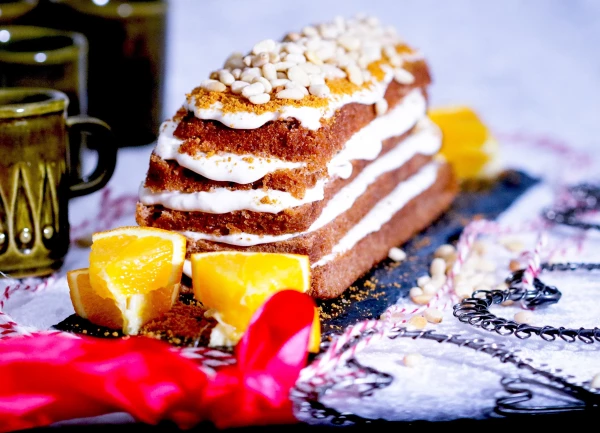 This is a delicious fast making soft gingerbread cake with gorgonzola cheese, cream cheese and roasted pine nuts and fresh oranges on the side.  A perfect mingel dish at a christmas party