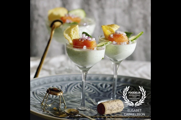 This is a fresh, really delicious and healthy cucumber & mint pannacotta with whitefish roe. It`s a perfect starter for an nice dinner or you can serve it with success at the spring buffet. The recipe is to find at www.elisagoodfood.se